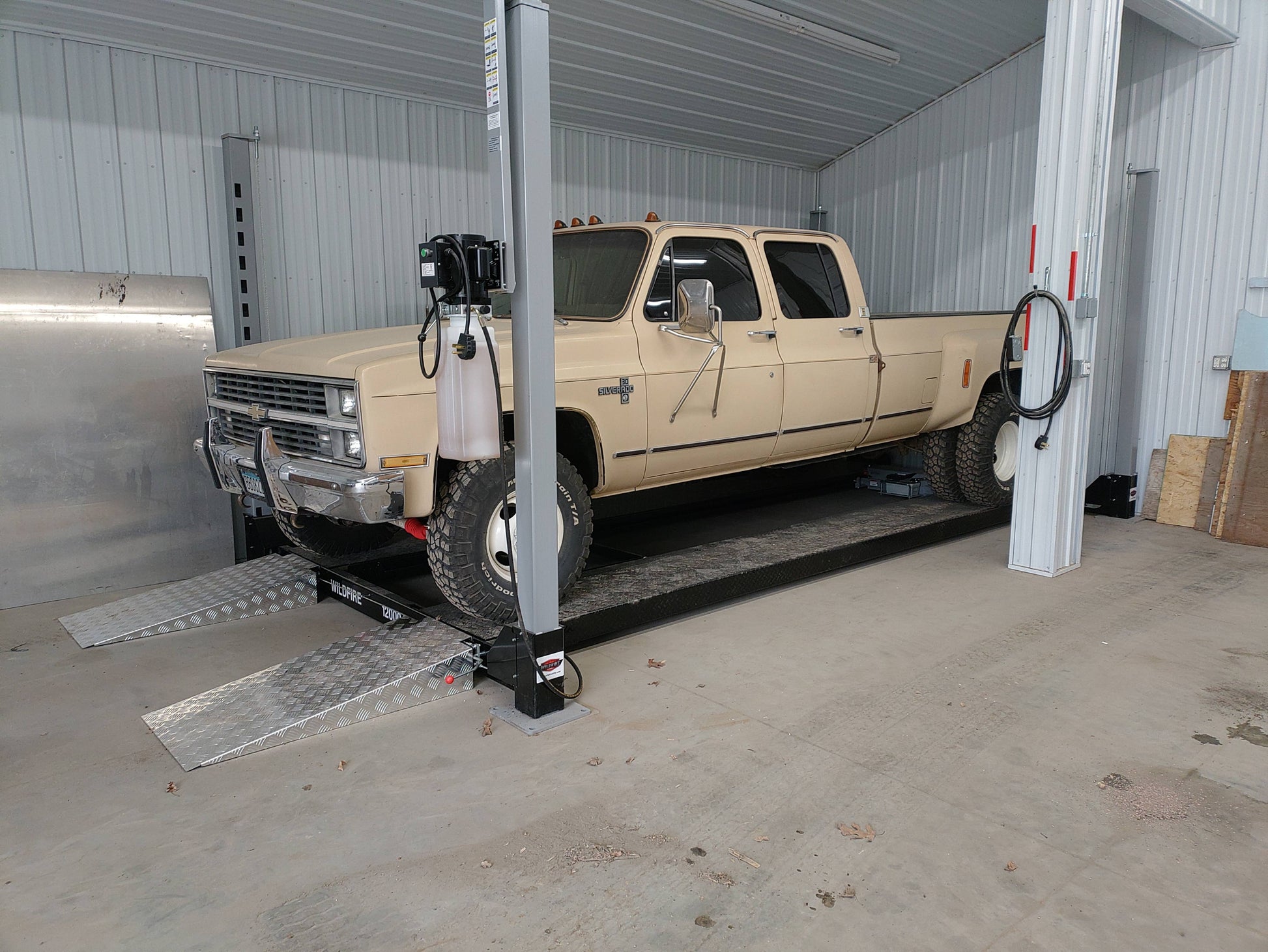 Wildfire heavy duty vehicle lift for trucks and SUVs